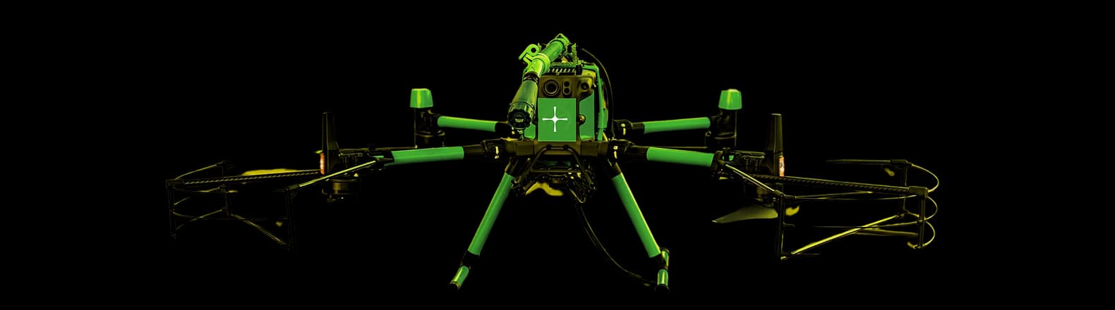 Dron industrial FlyClean limpiando la fachada de un edificio en altura