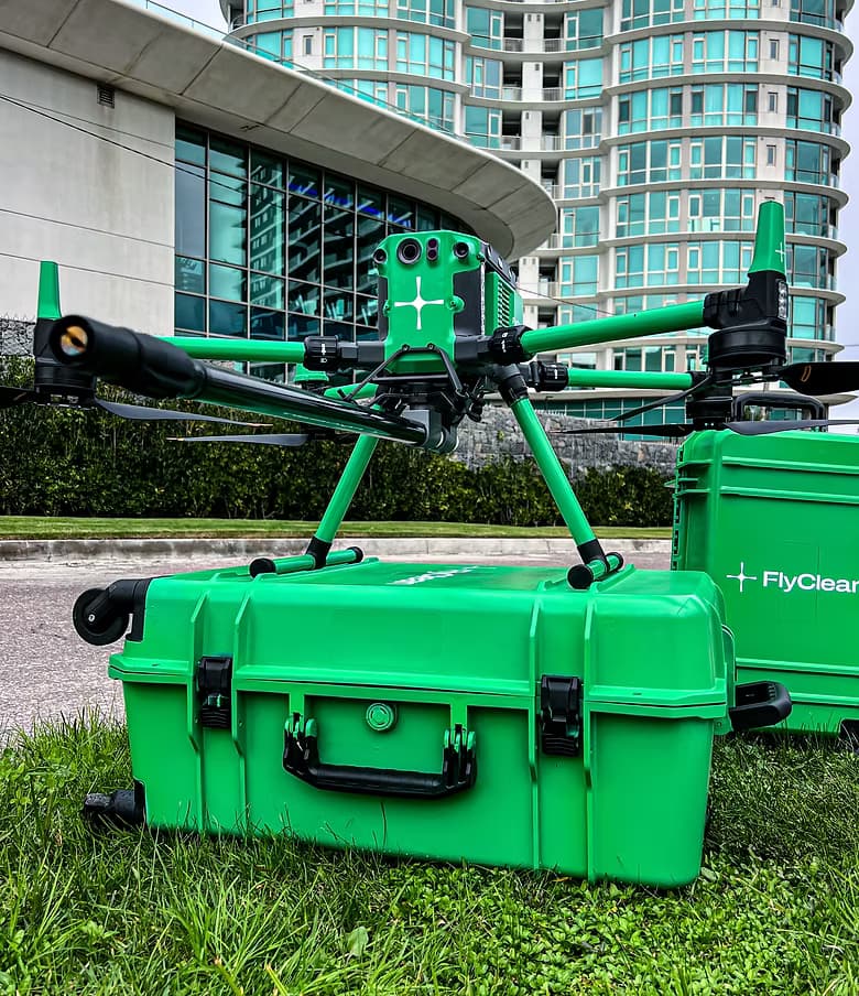 Equipo FlyClean en operacion frente a torre residencial